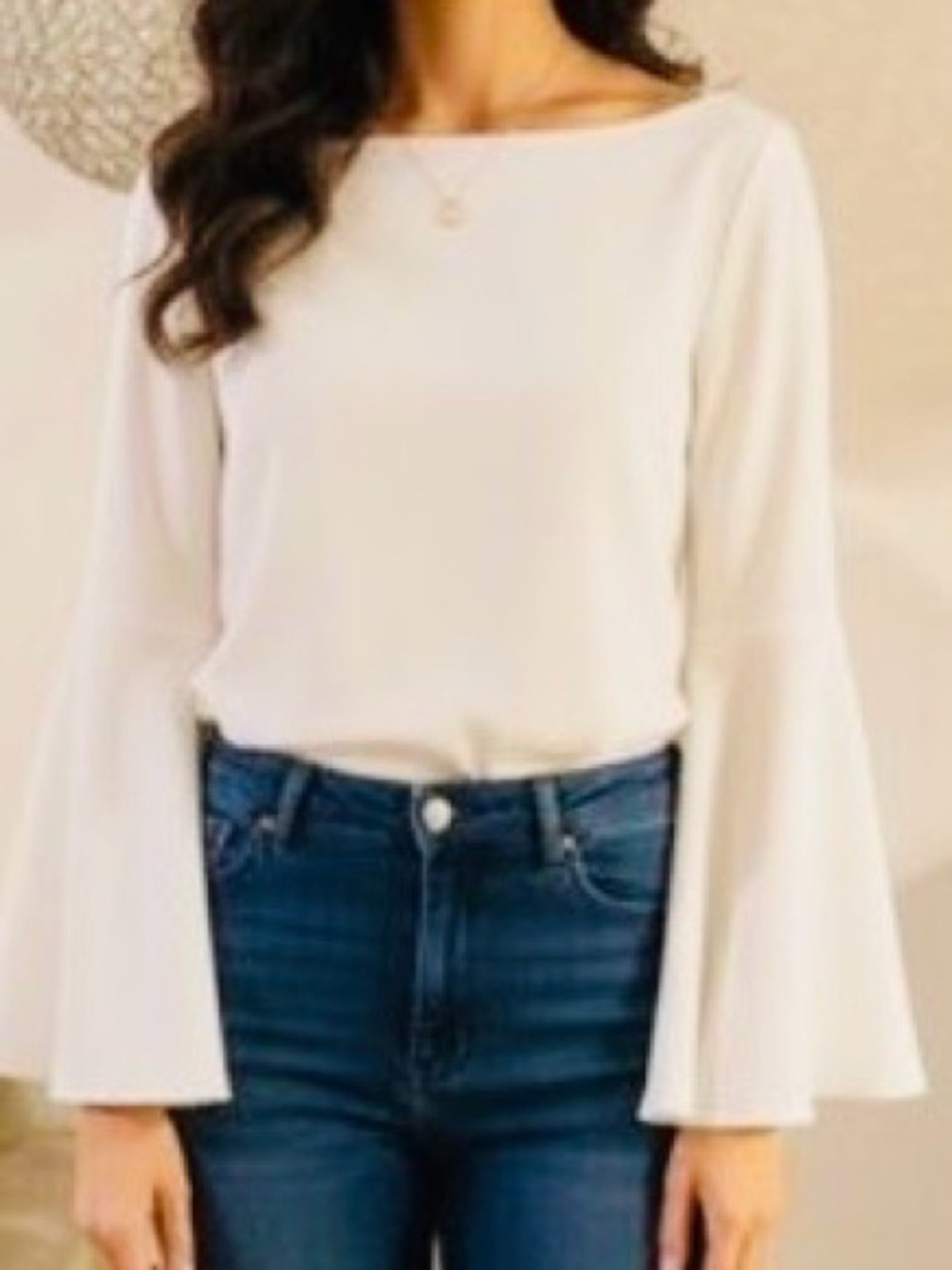 Alice + Olivia White Bell Sleeve Blouse M, round neck, back zip, crisp white